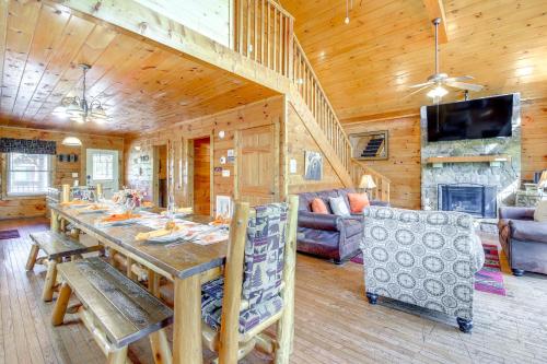 Smoky Mtn Retreat with Hot Tub Less Than 2 Mi to Pigeon Forge - image 8