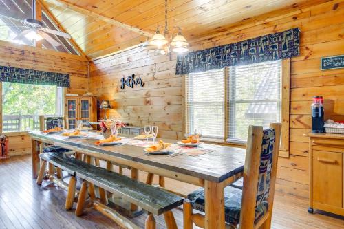 Smoky Mtn Retreat with Hot Tub Less Than 2 Mi to Pigeon Forge - image 10