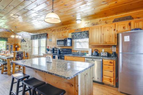 Smoky Mtn Retreat with Hot Tub Less Than 2 Mi to Pigeon Forge - image 12