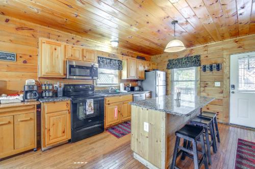 Charming Cabin in the Smokies Hot Tub and Game Room in Pigeon Forge, USA