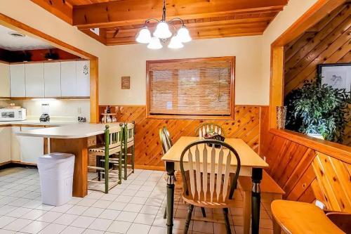 Family Fun Cozy Cabin in Gatlinburg (TN)