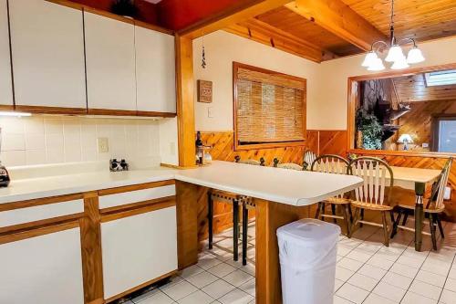 Family Fun Cozy Cabin in Gatlinburg (TN)