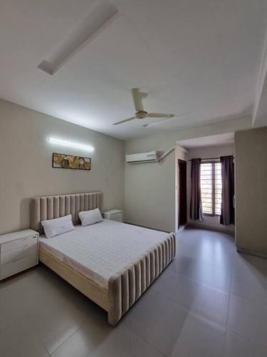 Three Bed Attached Bath Netflix Wifi Smart TV Parking WFH Desk Near Airport - image 11