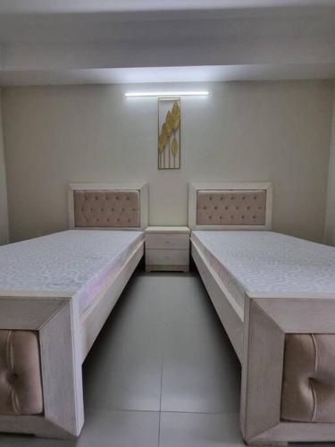 Three Bed Attached Bath Netflix Wifi Smart TV Parking WFH Desk Near Airport - image 12