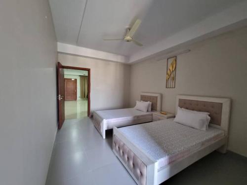 Three Bed Attached Bath Netflix Wifi Smart TV Parking WFH Desk Near Airport - image 6