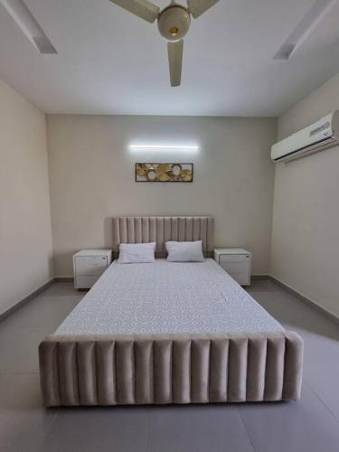 Three Bed Attached Bath Netflix Wifi Smart TV Parking WFH Desk Near Airport - image 14