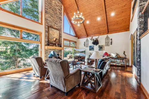 Luxurious 5BDR Getaway with Hot Tub and Mountain Views in Blue River