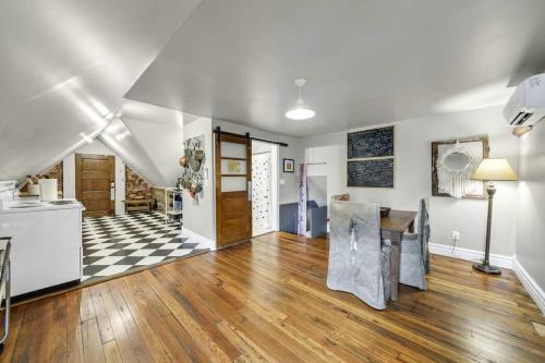Stylish Home Close to Derby & Bourbon Trail Fun - image 2