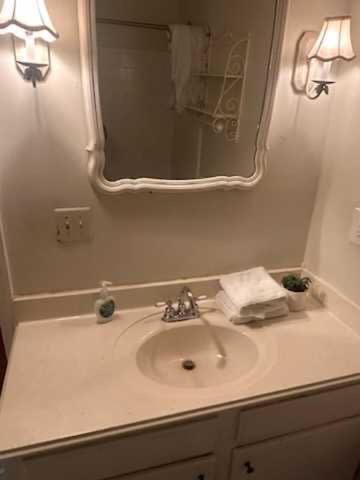 Forest Hills Fresh-Centrally Located Pets Wifi - image 5
