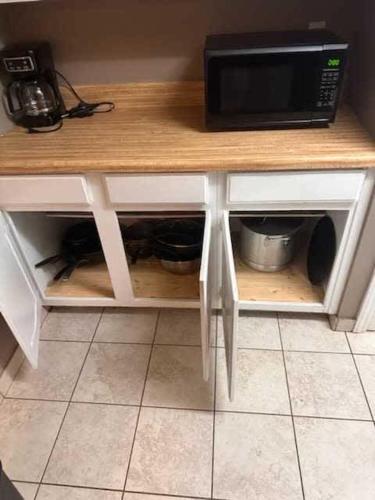 Forest Hills Fresh-Centrally Located Pets Wifi - image 9