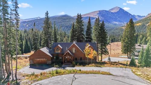Luxurious 5BDR Getaway with Hot Tub and Mountain Views in Blue River