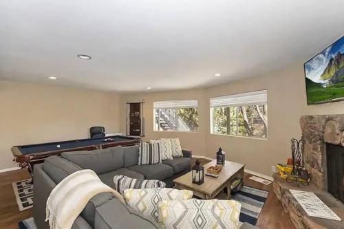Whispering Pines A-Frame, Pool Table, 2 Patios! in Lake Arrowhead, USA