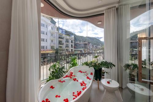 Uitzicht, tropical paradise sapa hotel near Sapa Market