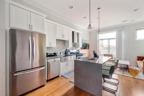 Balcony Gym Sleeps 6 in Chicago, USA