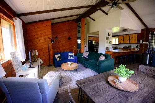 Cozy Cabin with Hottub at Cloverdale Cabins in Hinckley (MN)