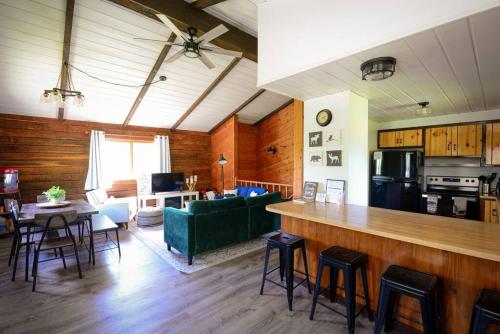 Cozy Cabin with Hottub at Cloverdale Cabins in Hinckley (MN)