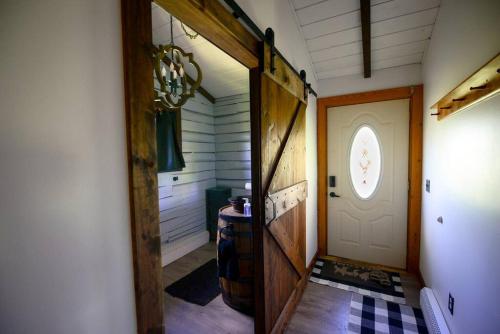 Cozy Cabin with Hottub at Cloverdale Cabins in Hinckley (MN)