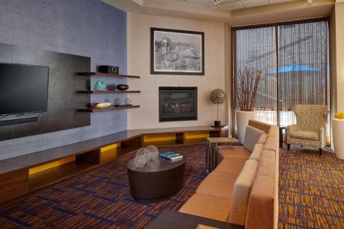 Courtyard Columbus Downtown - image 2