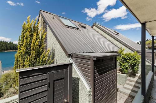 Lodges 11 - Lake views and close to town - image 4