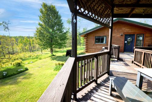 Cozy Cabin with Hottub at Cloverdale Cabins in Hinckley (MN)