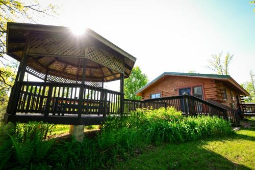 Cozy Cabin with Hottub at Cloverdale Cabins in Hinckley (MN)