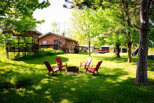 Cozy Cabin with Hottub at Cloverdale Cabins in Hinckley (MN)