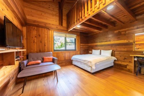 Standard Quadruple Room image 7