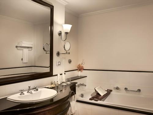 Luxury King Room with Pool and Garden View image 3