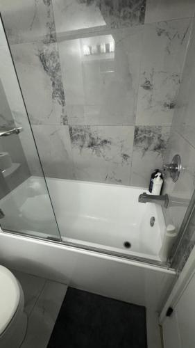 New & Modern 2 bedroom suite, Surrey (zdjęcie 7)