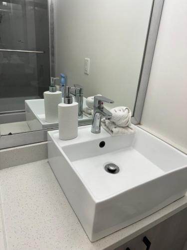 New & Modern 2 bedroom suite, Surrey (zdjęcie 2)