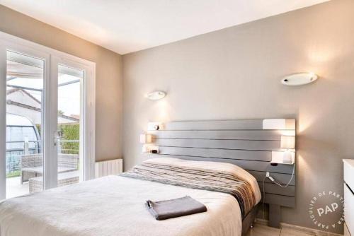 maison avec piscine chaufée couverte d'avril à fin octobre (maison avec piscine chaufee couverte d'avril a fin octobre) in เอรูวีล แซ็ง แคลร์