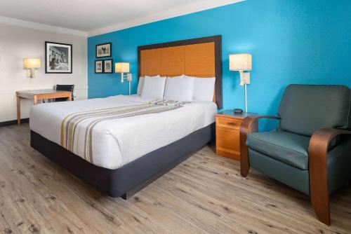 La Quinta Inn by Wyndham Pittsburgh Airport - image 2