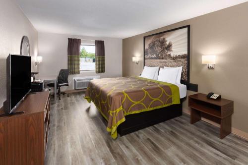 King Room with Roll-In Shower - Mobility/Hearing Accessible - Non-Smoking