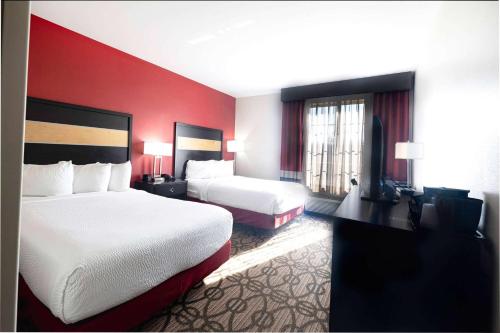2 queen beds