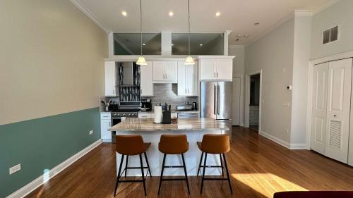 Cozy 1 BR 1 Parking Sleeps 4 in Chicago, USA
