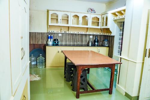 Bougain Villa Service Villa in إيرولام