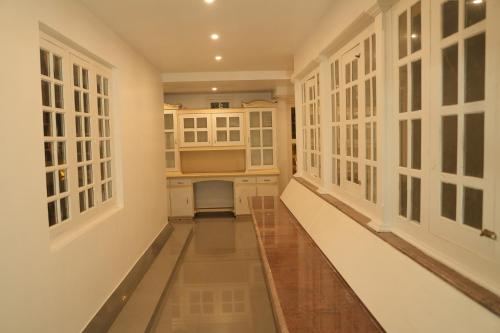 Bougain Villa Service Villa in إيرولام