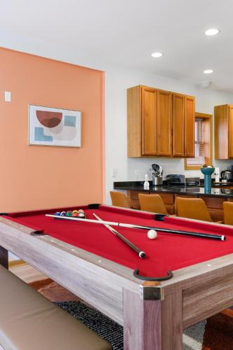 Designer Apt Billiards Private Patio 1 Parking in Chicago, USA