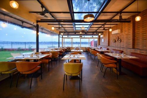 Étterem, Hotel Aviral Ganga near Maharaja Banaras Vidya Mandir Museum