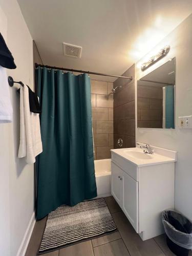 Serenity & Style With Parking in Lombard, USA