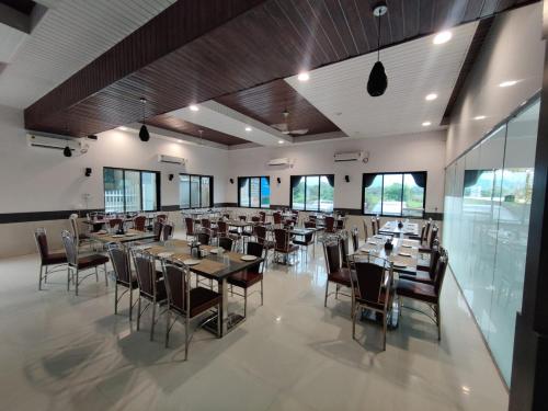Restorāns, Paramount Riverfront Resort and Spa in Karjata
