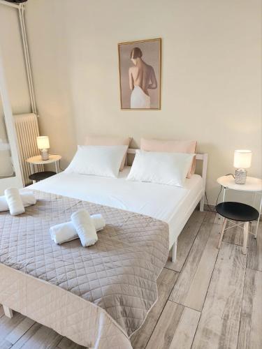 Double bed in a room dorm 5' from metro, Ateny