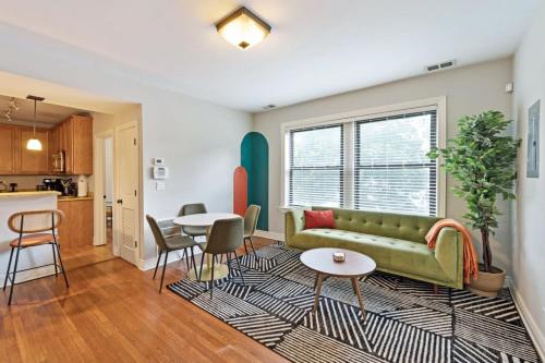 Designer Apartment 10 Min Walk to Wrigley in Chicago, USA
