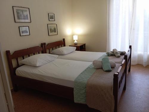 ROOM 2 single beds 5' from metro, Athènes