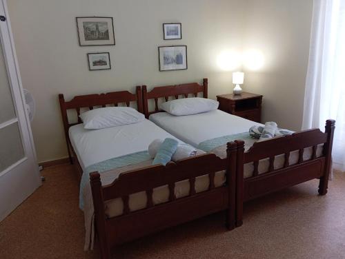 ROOM 2 single beds 5' from metro 2