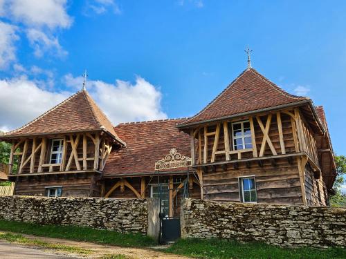 Gîte du Château du Clos Voucheot, grand spa de nage gîte à louer Le Pont-d'Ouche