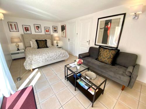 1 queen bed, 2 bunk beds, 1 sofa bed