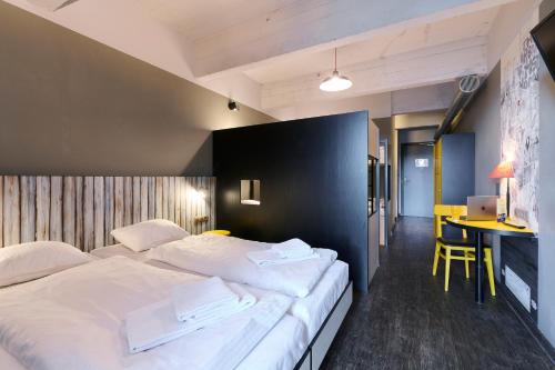 2 twin beds, 10 bunk beds