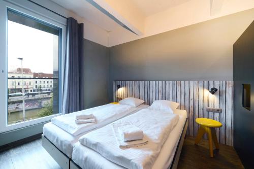 3 twin beds