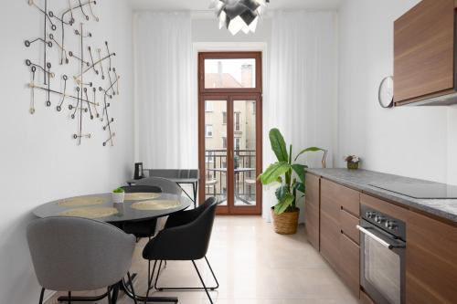 Quiet apartment in the city center near the metro with with balcony and parking, Praga (foto 9)